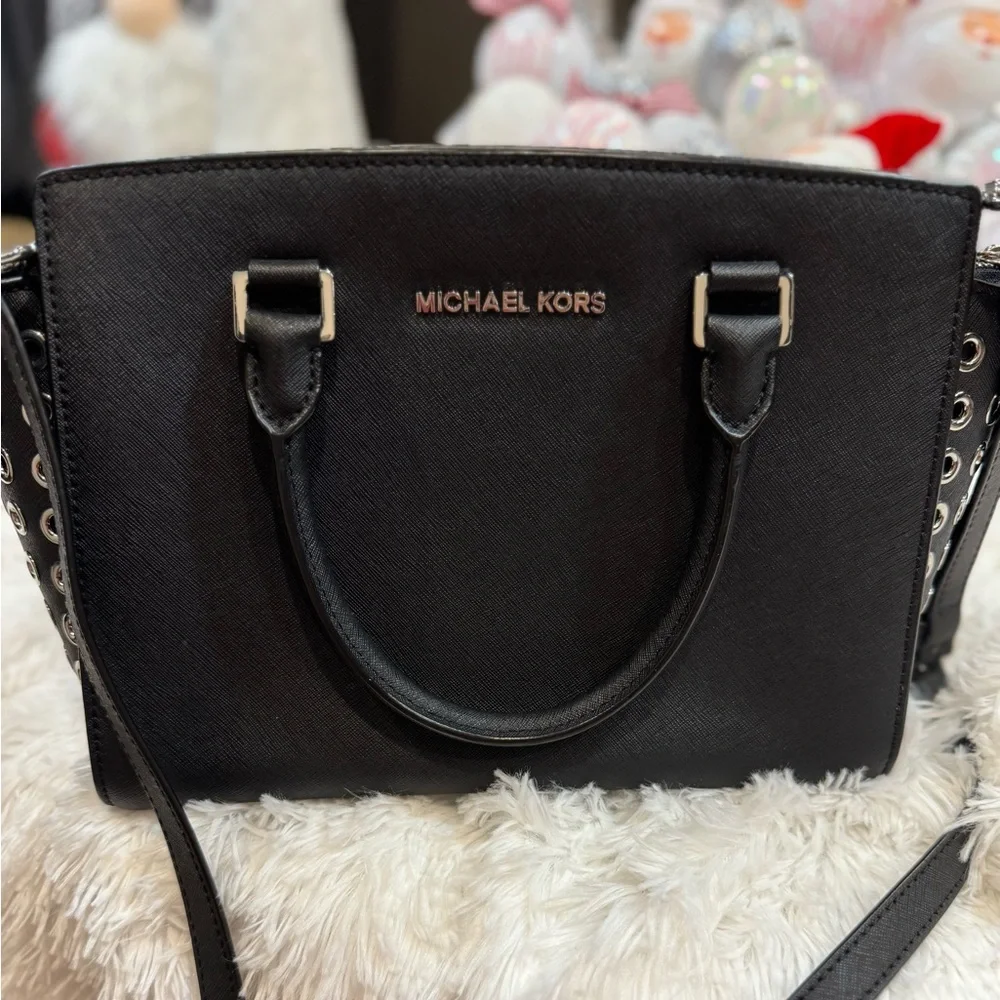 Modern Black MICHAEL Michael Kors Selma Grommet Medium shoulder, crossbody bag - Picture 9 of 16